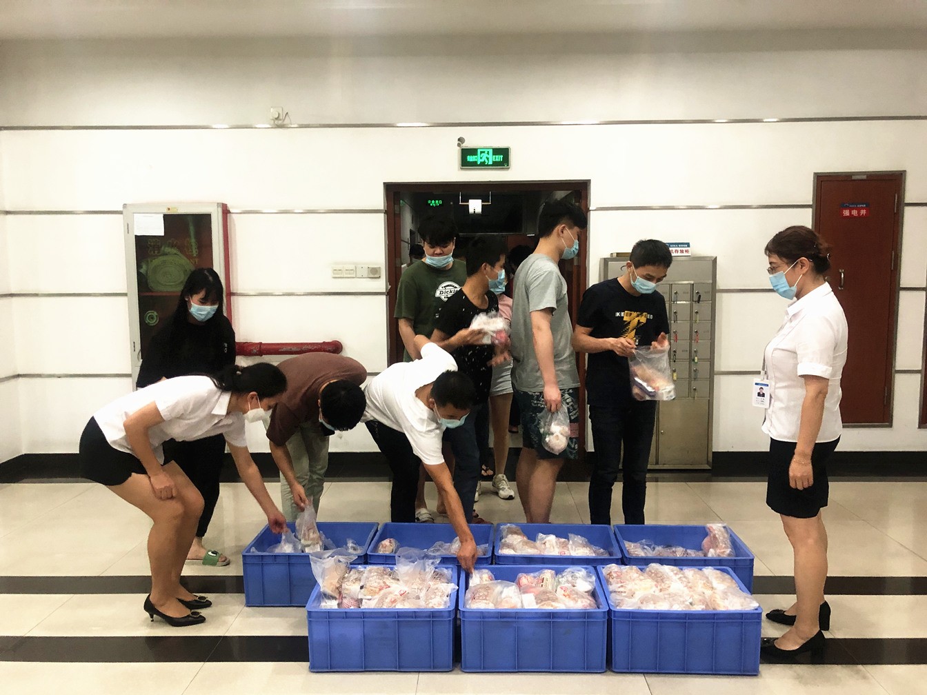 暖人心，鼓干劲 - 华体会·体育-华体会(中国)
工会慰问一线加班员工